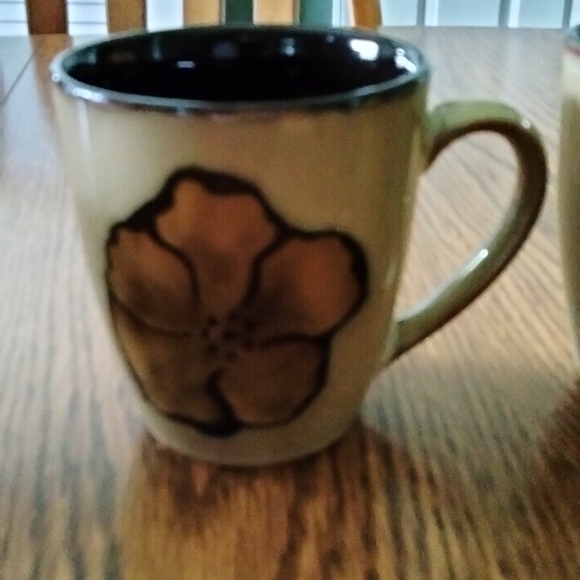 Beautiful Set of 2 Pfaltzgraff Coffee Cups Painted Poppies Pattern - Picture 6 of 7